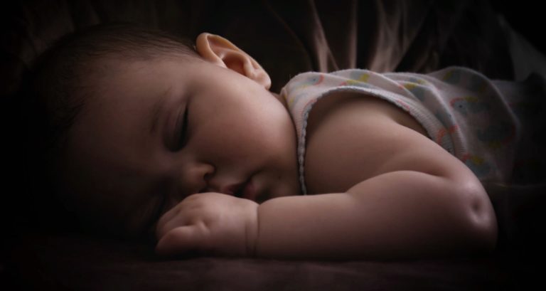 Baby schläft den ganzen Tag – Gefährlich oder normales Verhalten?