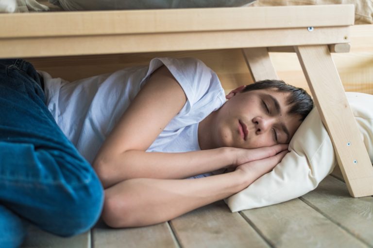 Auf dem Boden schlafen – Ist es wirklich so gesund?
